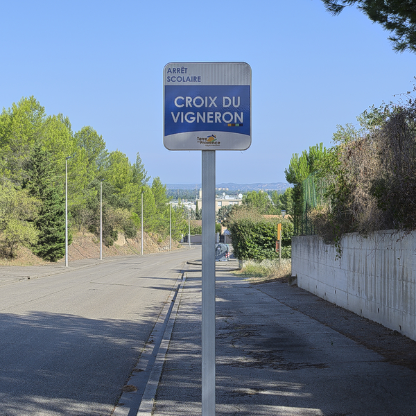 Arrêt de bus scolaire.