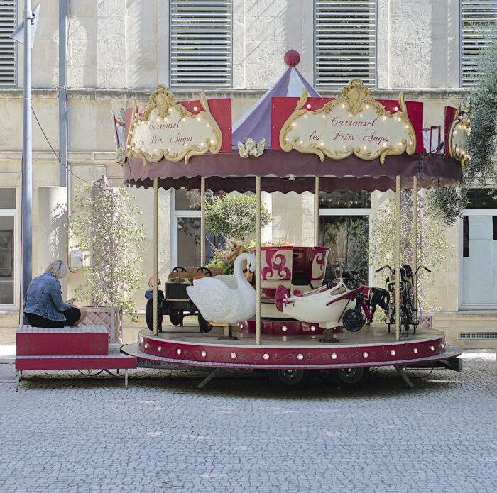 La france mine de rien, manège d'enfants.