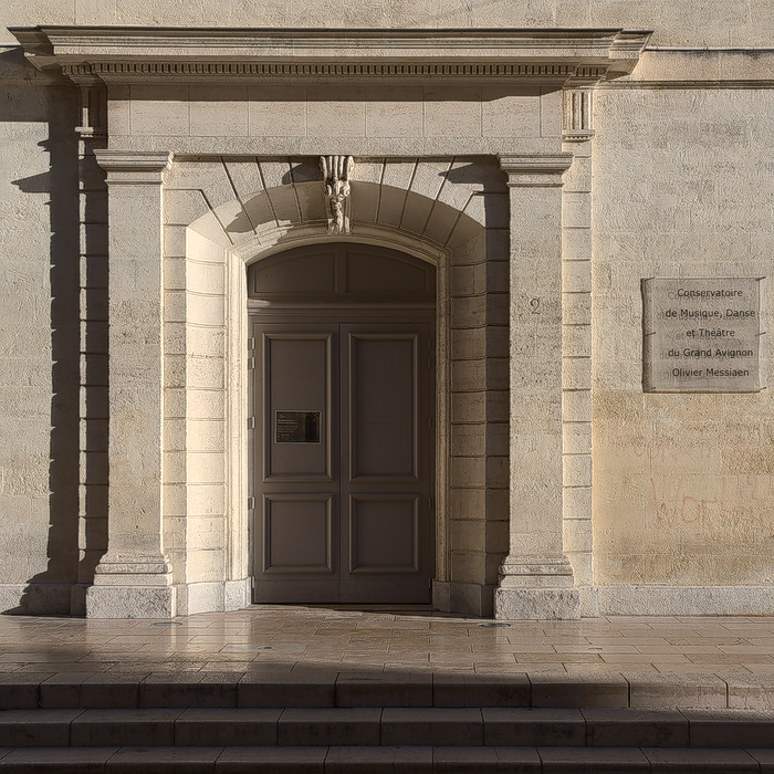 Porte du Conservatoire de musique d'Avignon