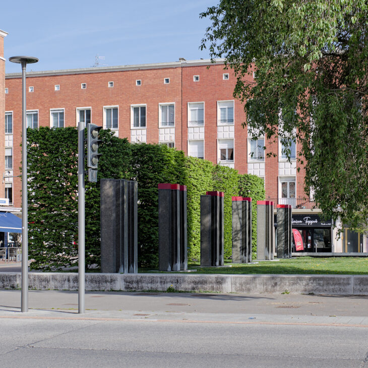 Douai. Alignements en face de la gare.