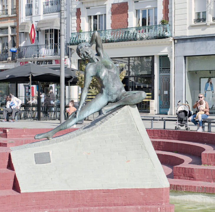 Douai. Statue représentant Séléné, déesse de la lune.