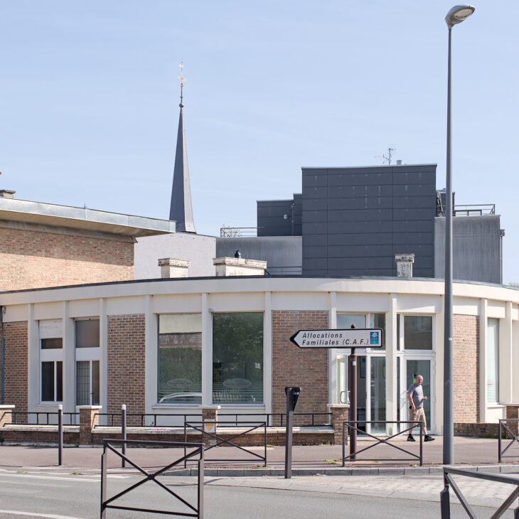 Douai. Lampadaire et clocher.