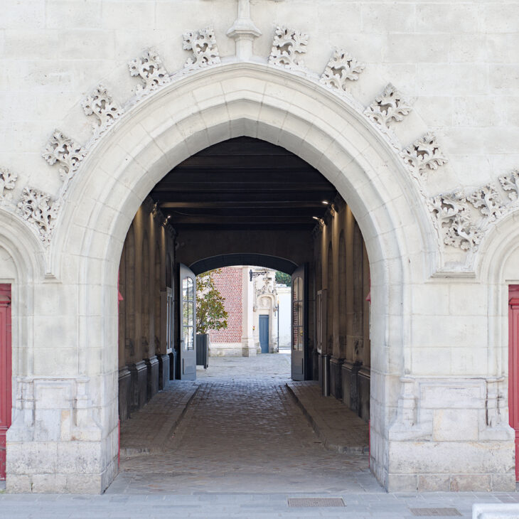Douai. Passage dans l'Hôtel de Ville.