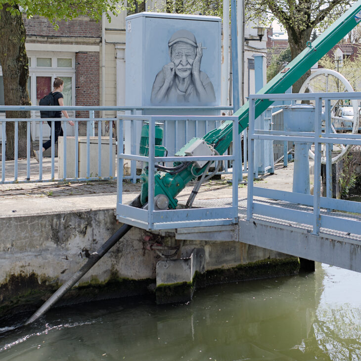 Douai. Tag au dessus de la scarpe.