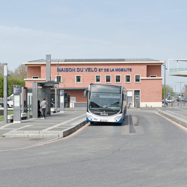 Douai. Station de bus devant la gare.