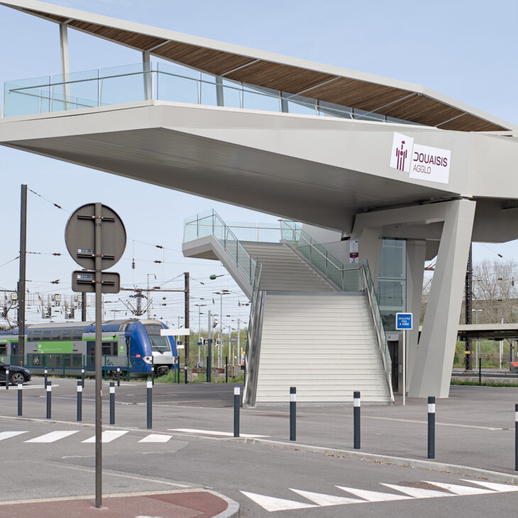 Douai. Passerelle au dessus de la gare.