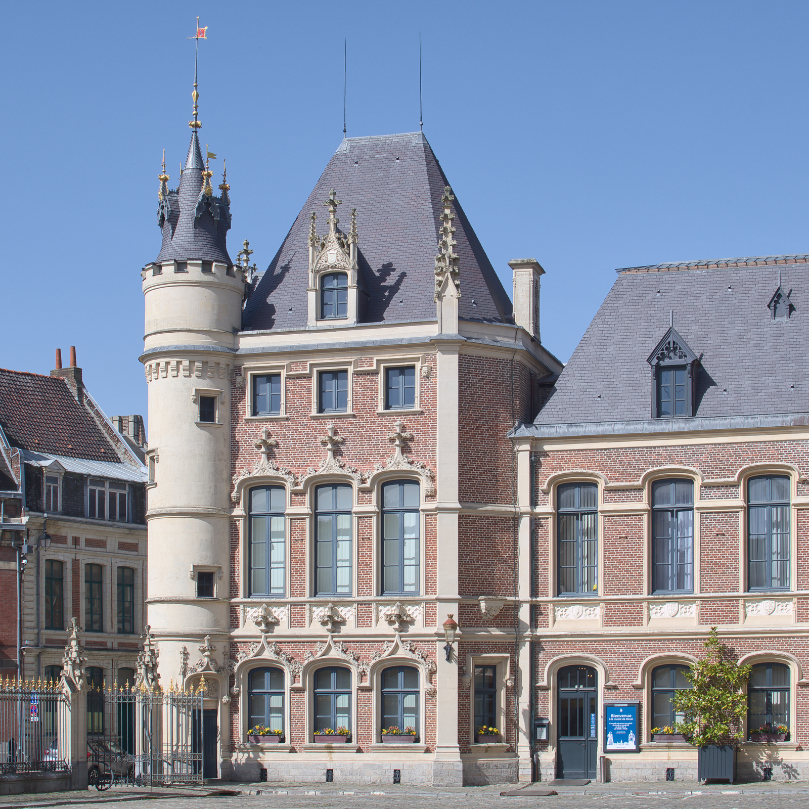 Douai. Partie de l'hôtel de ville.