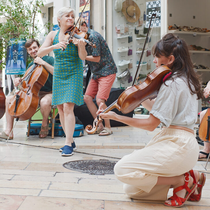 Avignon. Comédiennes prospectant pour leur spectacle.