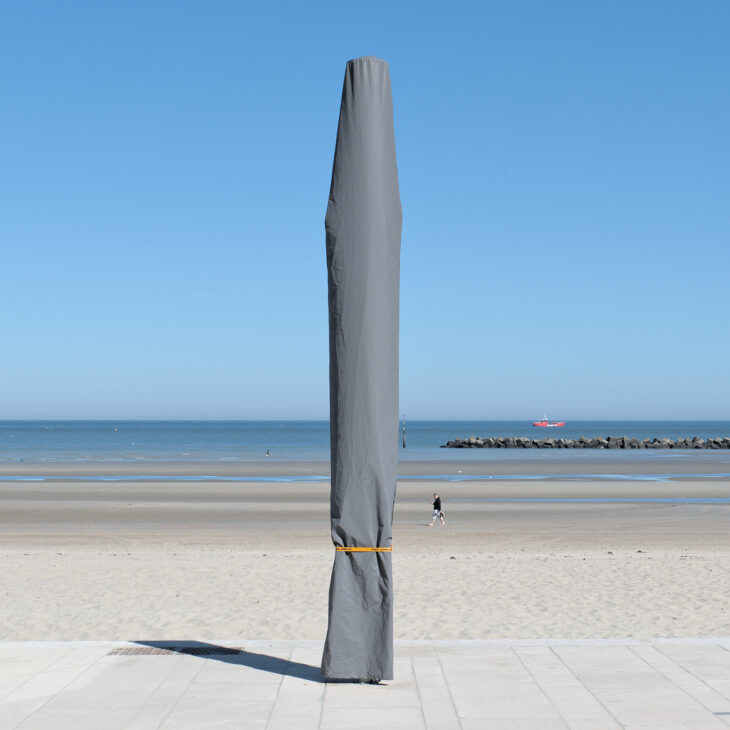 Parasol de café sur la digue de mer à Malo les Bains