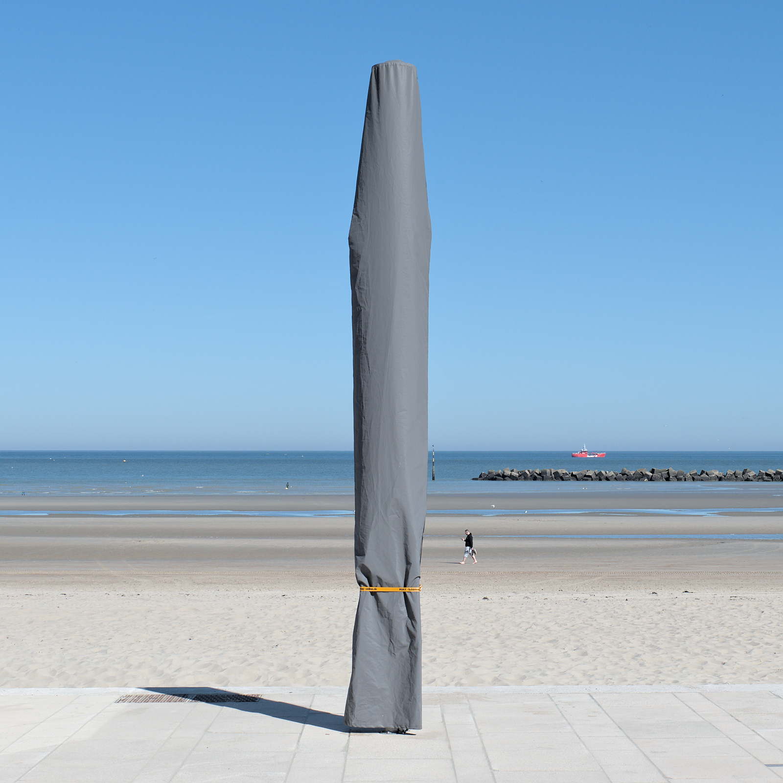 Parasol de café sur la digue de mer à Malo les Bains